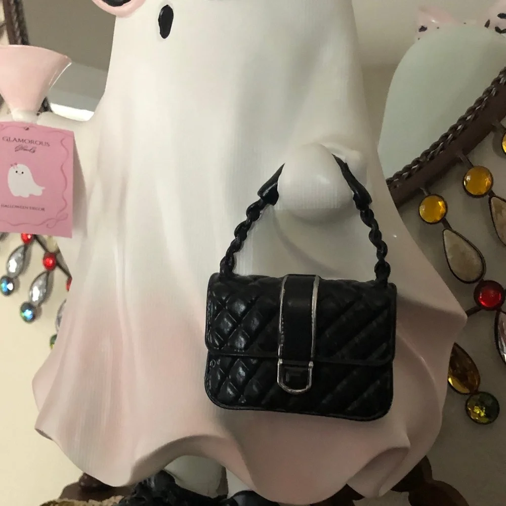 Glamorous Ghouls chic pink